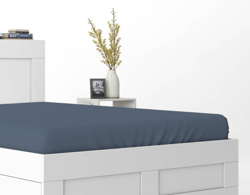 Prześcieradło Pure 220x200 satynowe z gumką w kolorze denim