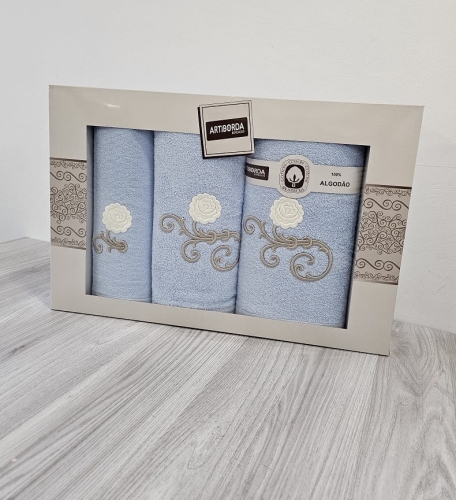 Komplet błękitnych ręczników w pudełku 3 części kwiatowy haft