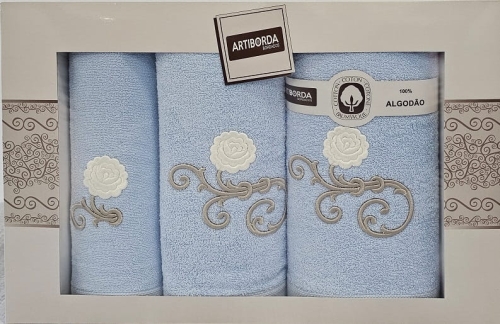 Komplet błękitnych ręczników w pudełku 3 części kwiatowy haft