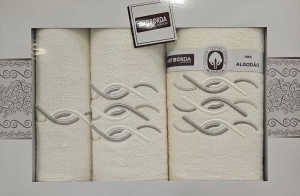 Komplet kremowych ręczników w pudełku 3 części haft fale