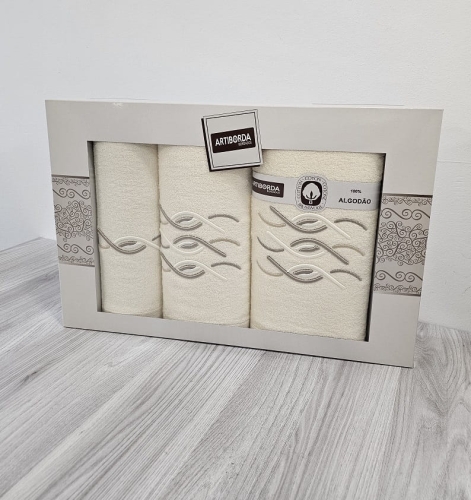 Komplet kremowych ręczników w pudełku 3 części haft fale