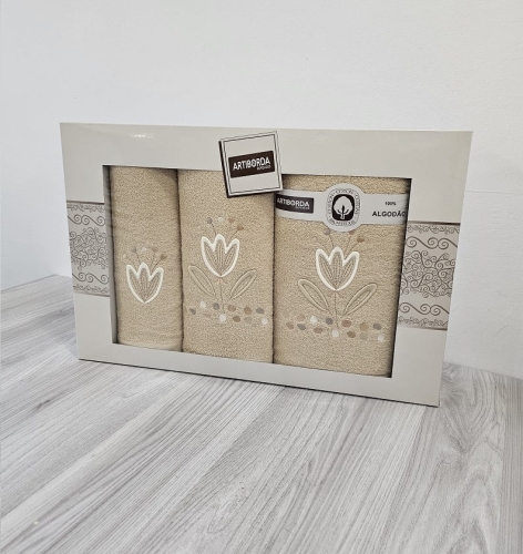 Komplet beżowych ręczników w pudełku 3 części haft tulipany