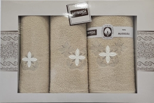 Komplet beżowych ręczników w pudełku 3 części haft kwiaty