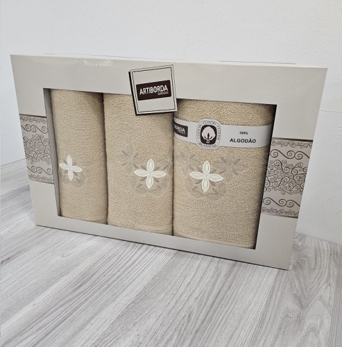 Komplet beżowych ręczników w pudełku 3 części haft kwiaty