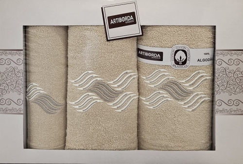 Komplet beżowych ręczników w pudełku 3 części haft fale