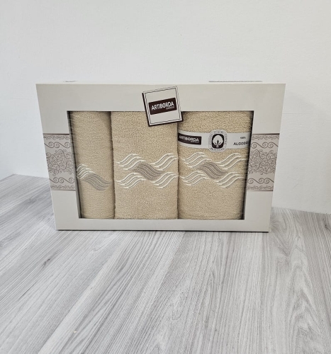 Komplet beżowych ręczników w pudełku 3 części haft fale