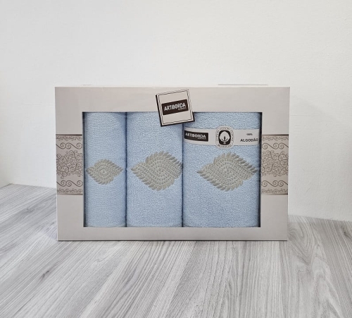 Komplet błękitnych ręczników w pudełku 3 części haft liście