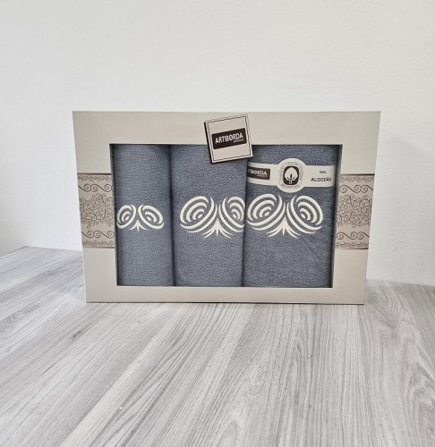 Komplet jasnoniebieskich ręczników w pudełku 3 części symetryczny haft Artiborda