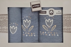 Komplet jasnoniebieskich ręczników w pudełku 3 części haft tulipany