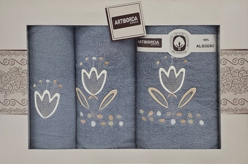 Komplet jasnoniebieskich ręczników w pudełku 3 części haft tulipany