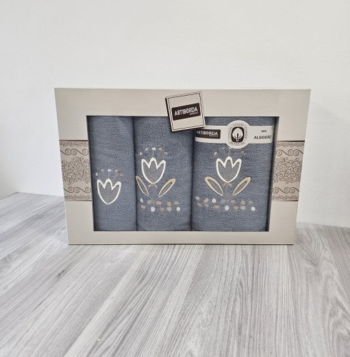 Komplet jasnoniebieskich ręczników w pudełku 3 części haft tulipany