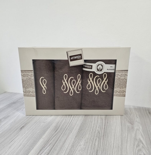 Komplet czekoladowych ręczników w pudełku 3 części symetryczny haft