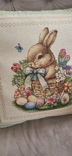 Poszewka gobelinowa wielkanocna 45x45 Króliczek z Kokardką w Koszyczku