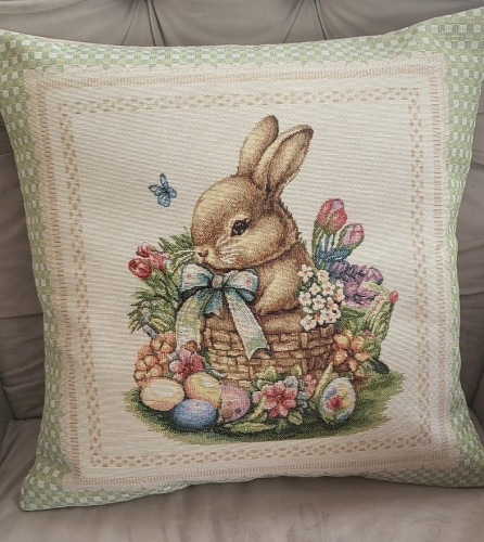 Poszewka gobelinowa wielkanocna 45x45 Króliczek z Kokardką w Koszyczku