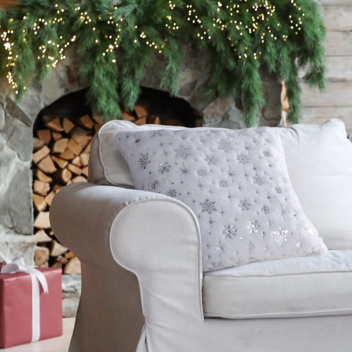 Poszewka świąteczna futrzana biała 45x45 Srebrne Śnieżynki