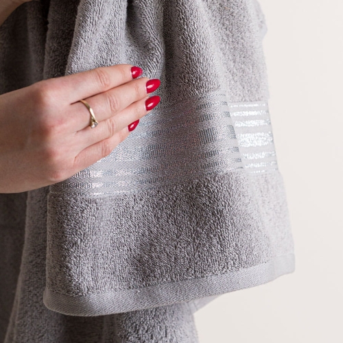 Ręcznik bawełniany 50x90 Oskar ciemno szary ze srebrną bordiurą