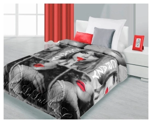 Narzuta w odcieniach szarości z napisem CRAZY 170x210